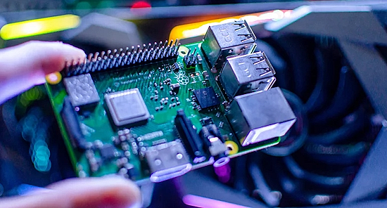 5 Tiny Raspberry Pi Projects That Can Fit In The Palm Of Your Hand